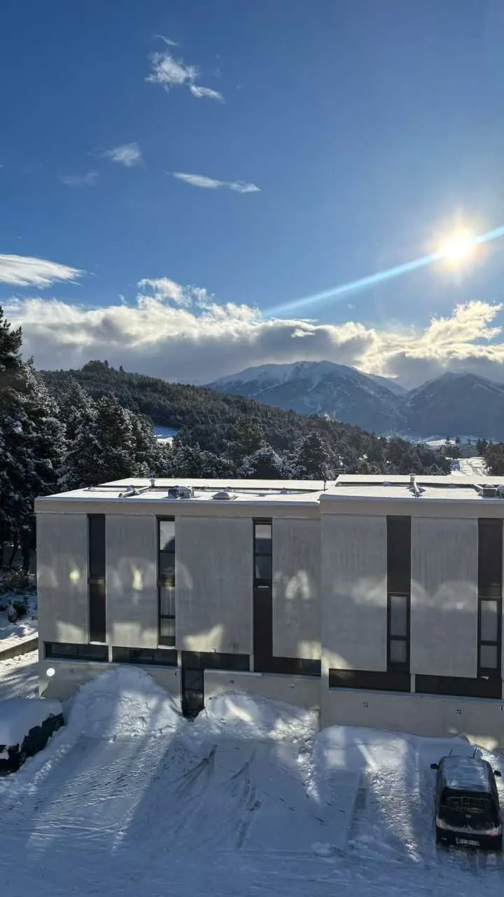 Appartement 2 pièces rénové avec balcon et vue sur la montagne à Egat 
