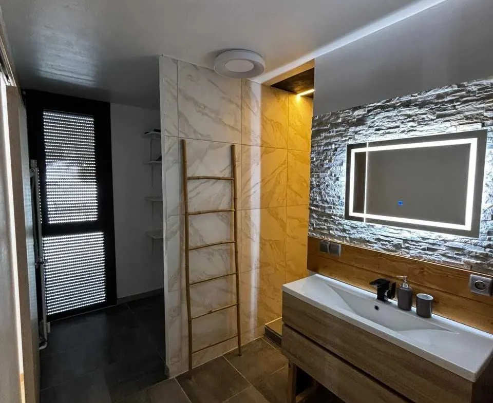 Appartement 2 pièces rénové avec balcon et vue sur la montagne à Egat 