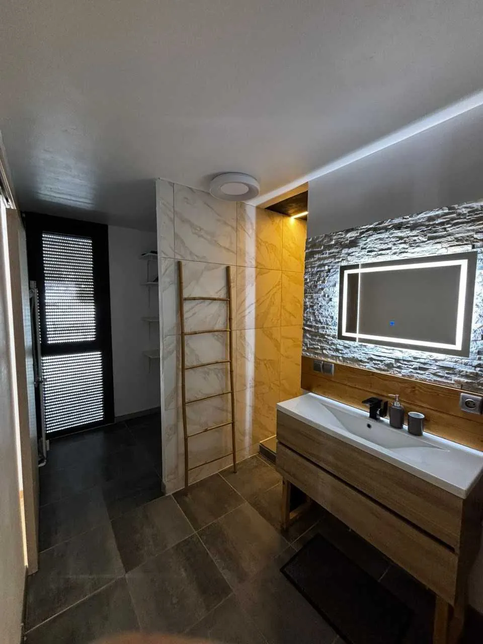 Appartement 2 pièces rénové avec balcon et vue sur la montagne à Egat 
