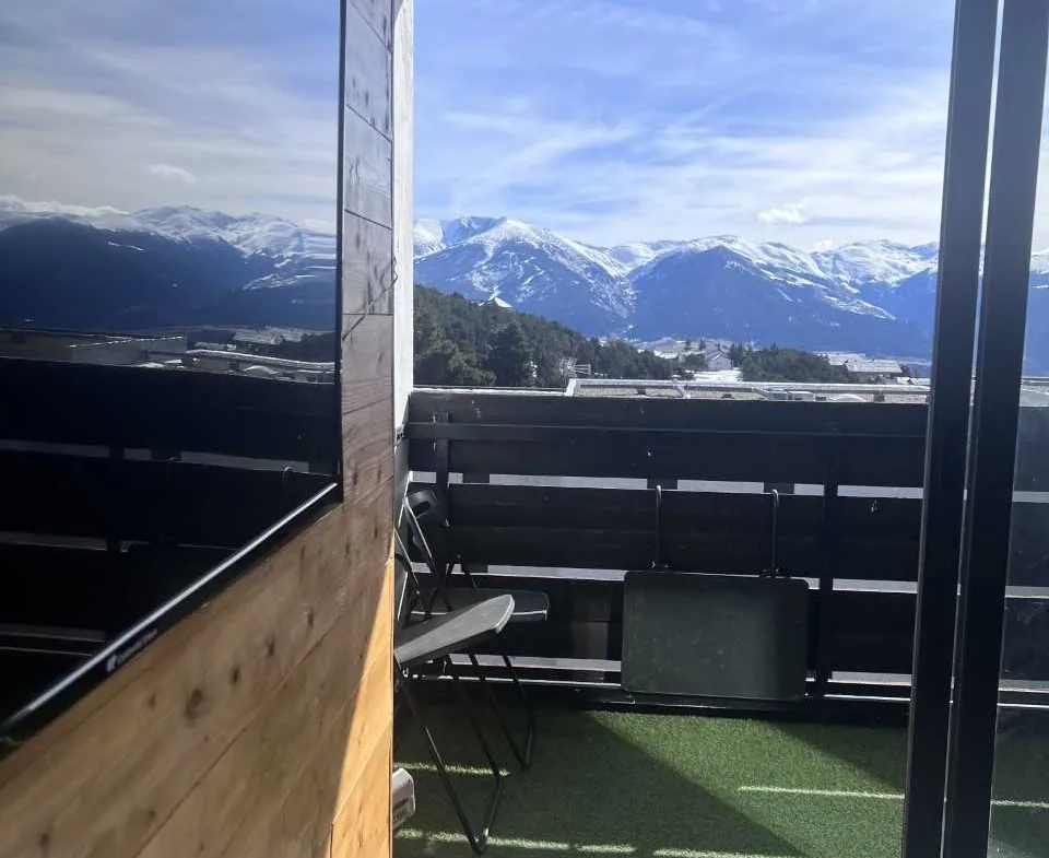 Appartement 2 pièces rénové avec balcon et vue sur la montagne à Egat 