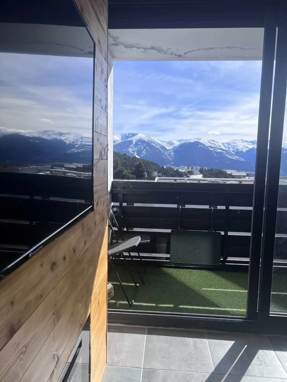 Appartement 2 pièces rénové avec balcon et vue sur la montagne à Egat 