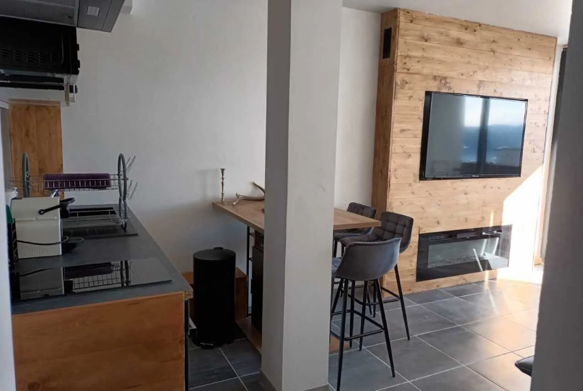 Appartement 2 pièces rénové avec balcon et vue sur la montagne à Egat 