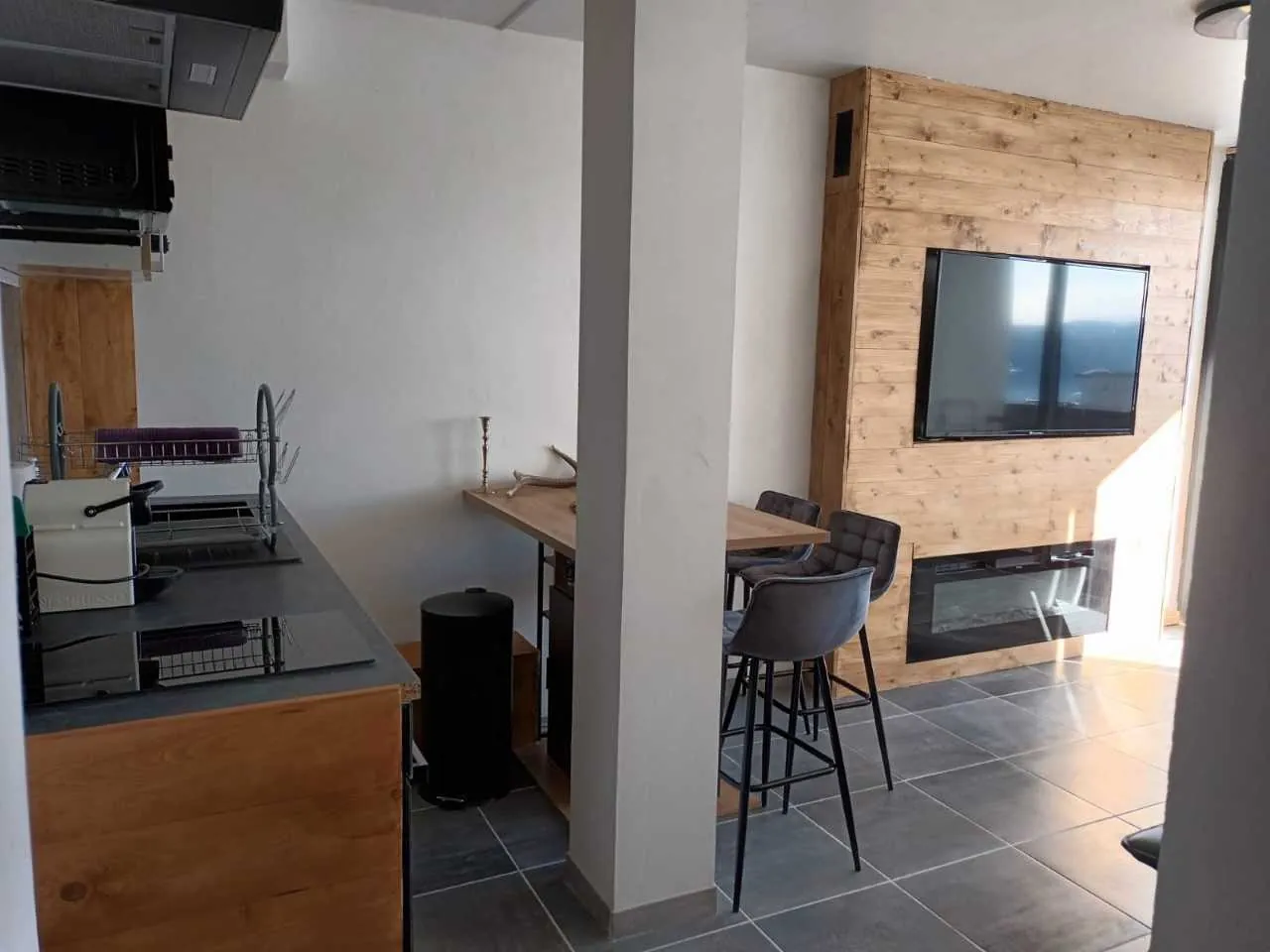 Appartement 2 pièces rénové avec balcon et vue sur la montagne à Egat 