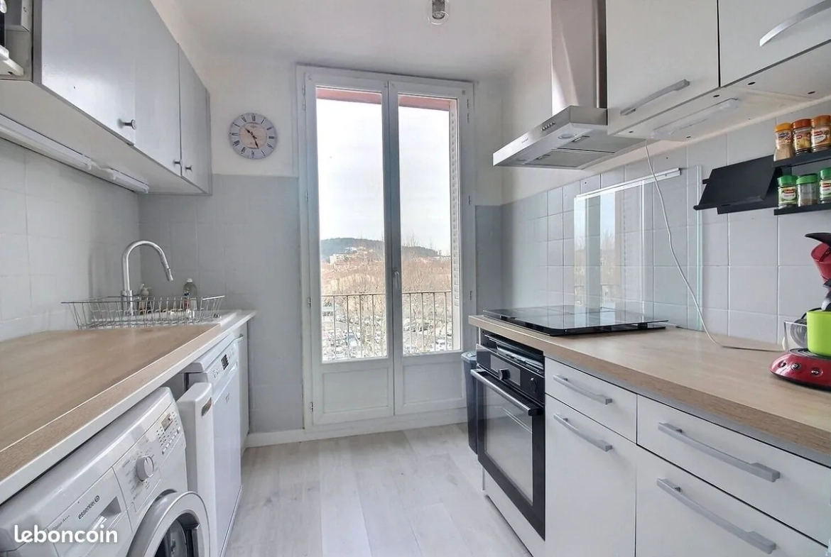 Appartement 3 pièces lumineux à Gardanne - Dernier étage avec Vue Sans Vis-à-vis 