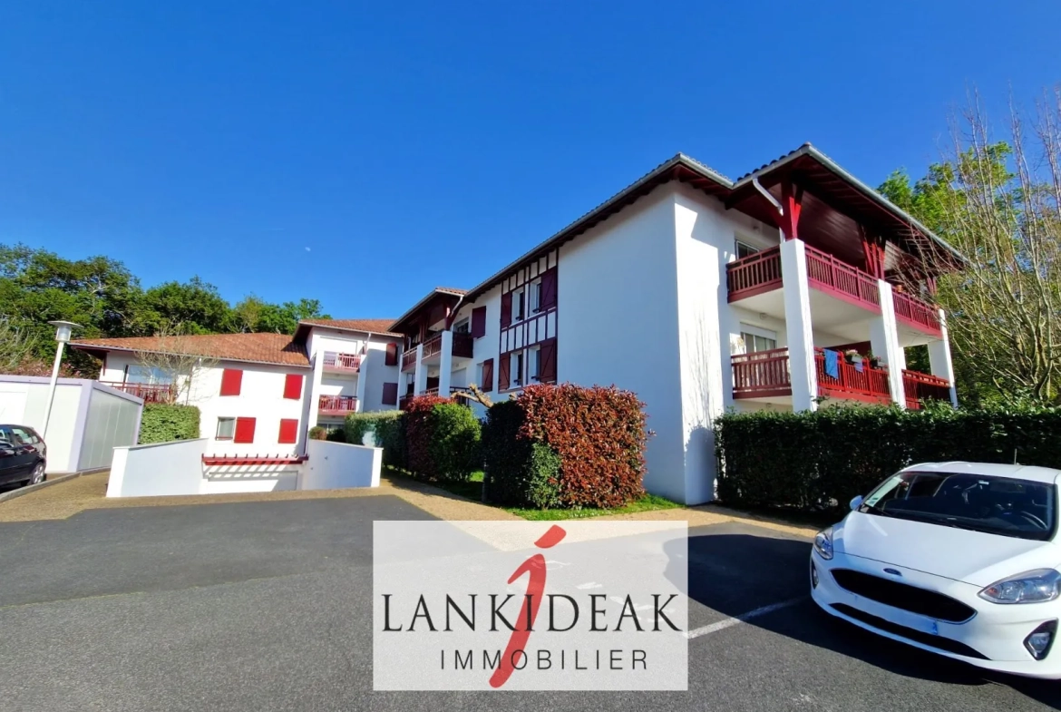 Appartement T2 BIS lumineux avec terrasse, cave et parking à Ustaritz 