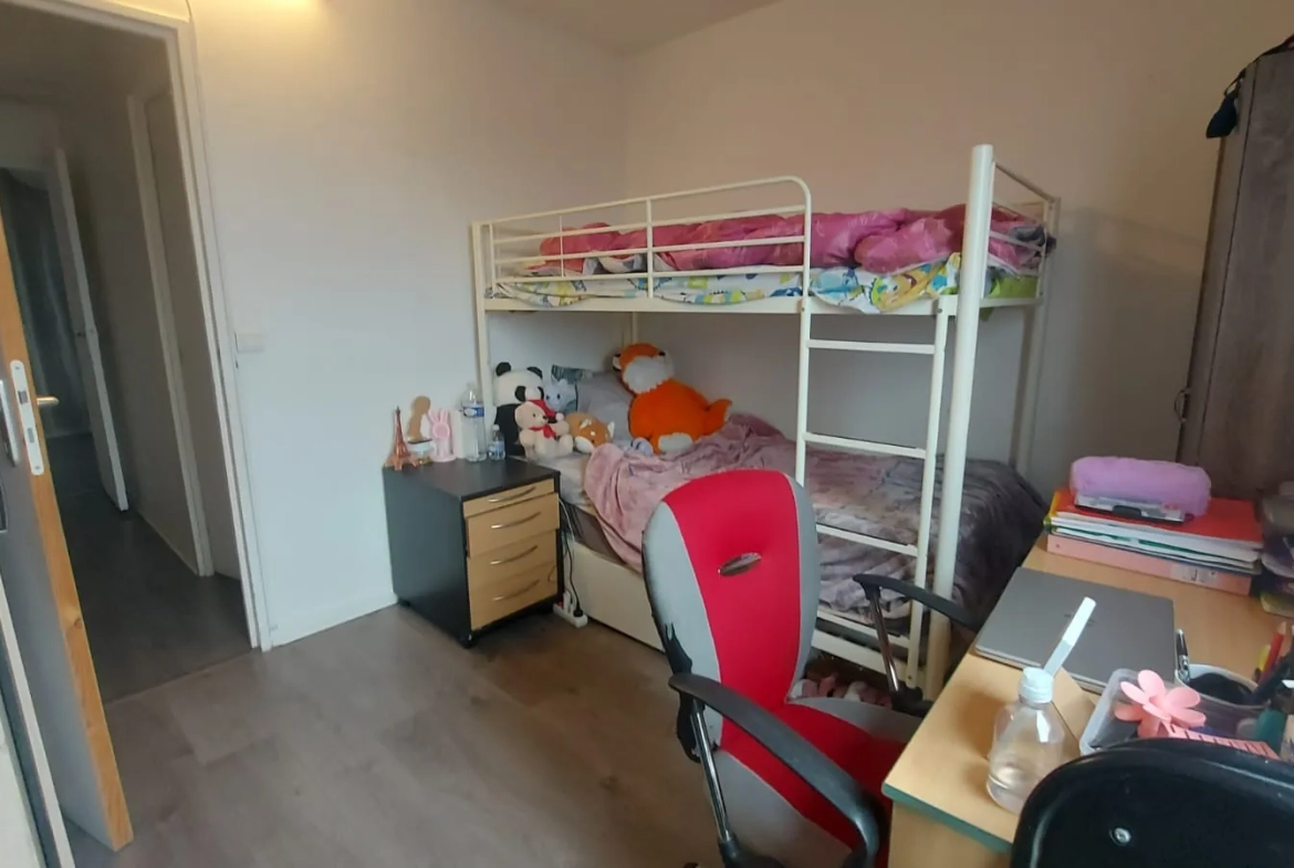 Appartement T4 avec 3 chambres à Montmagny, loué, parking et cave, bon placement immobilier 