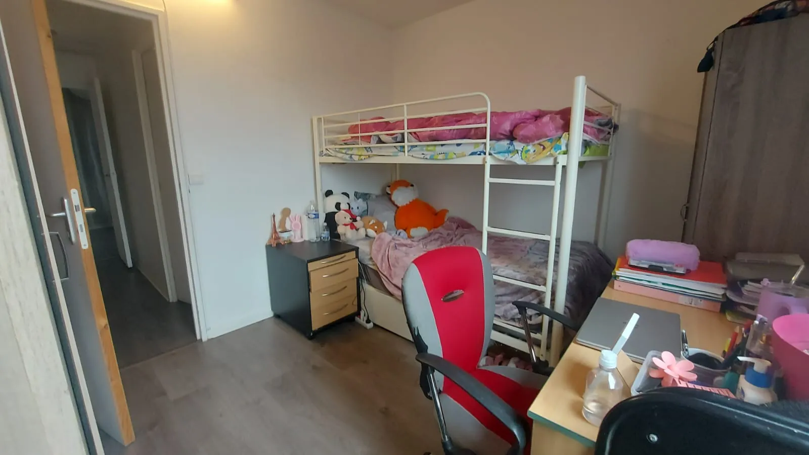 Appartement T4 avec 3 chambres à Montmagny, loué, parking et cave, bon placement immobilier 