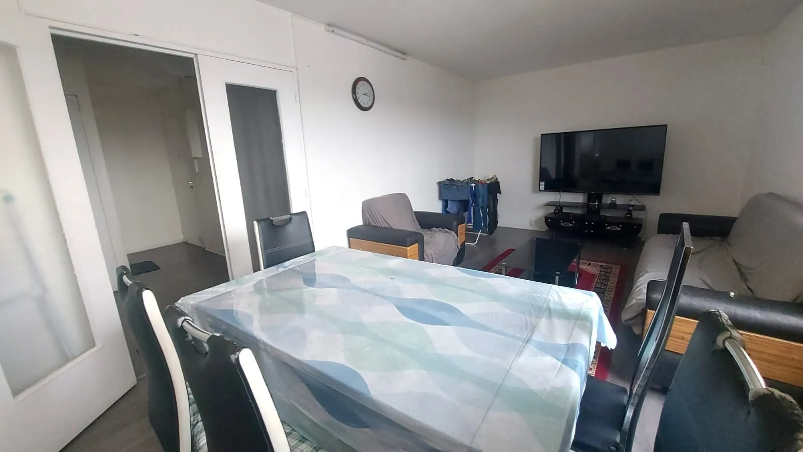 Appartement T4 avec 3 chambres à Montmagny, loué, parking et cave, bon placement immobilier 