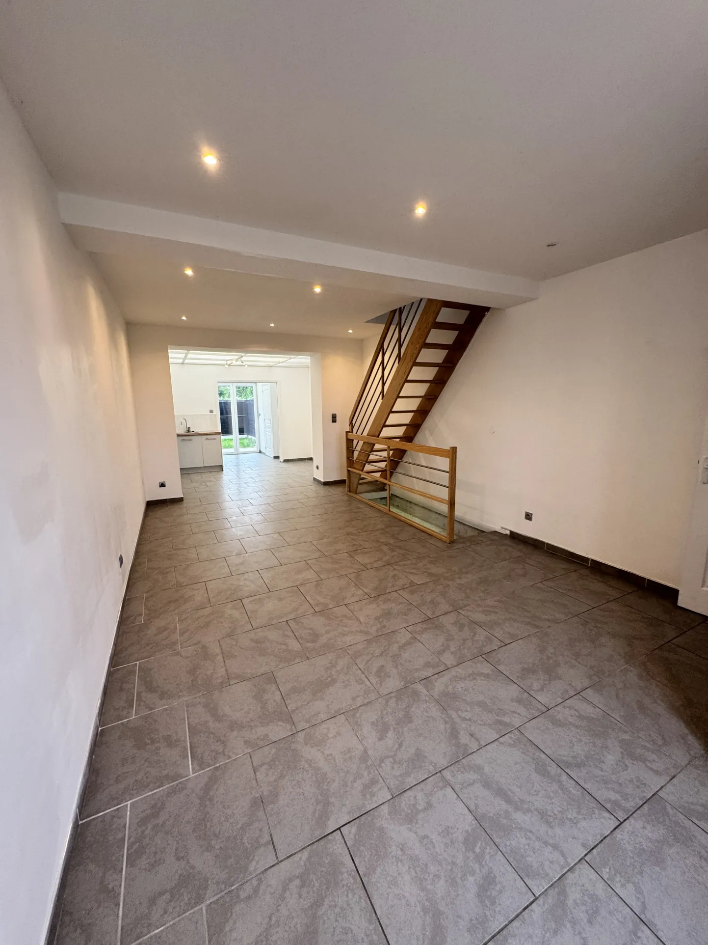 Maison rénovée à Helesmes avec terrasse et 2 chambres - Idéal cadre de vie paisible 
