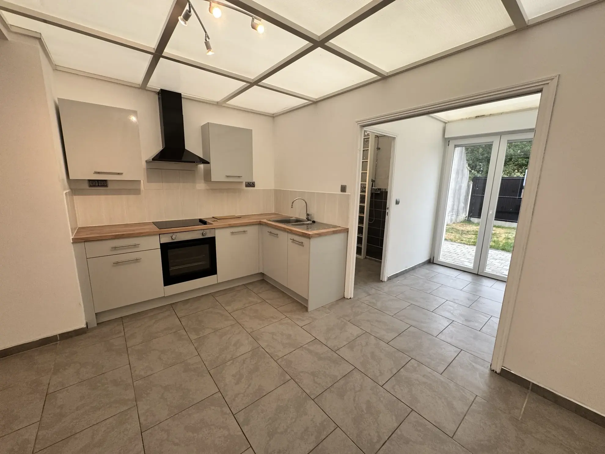 Maison rénovée à Helesmes avec terrasse et 2 chambres - Idéal cadre de vie paisible 