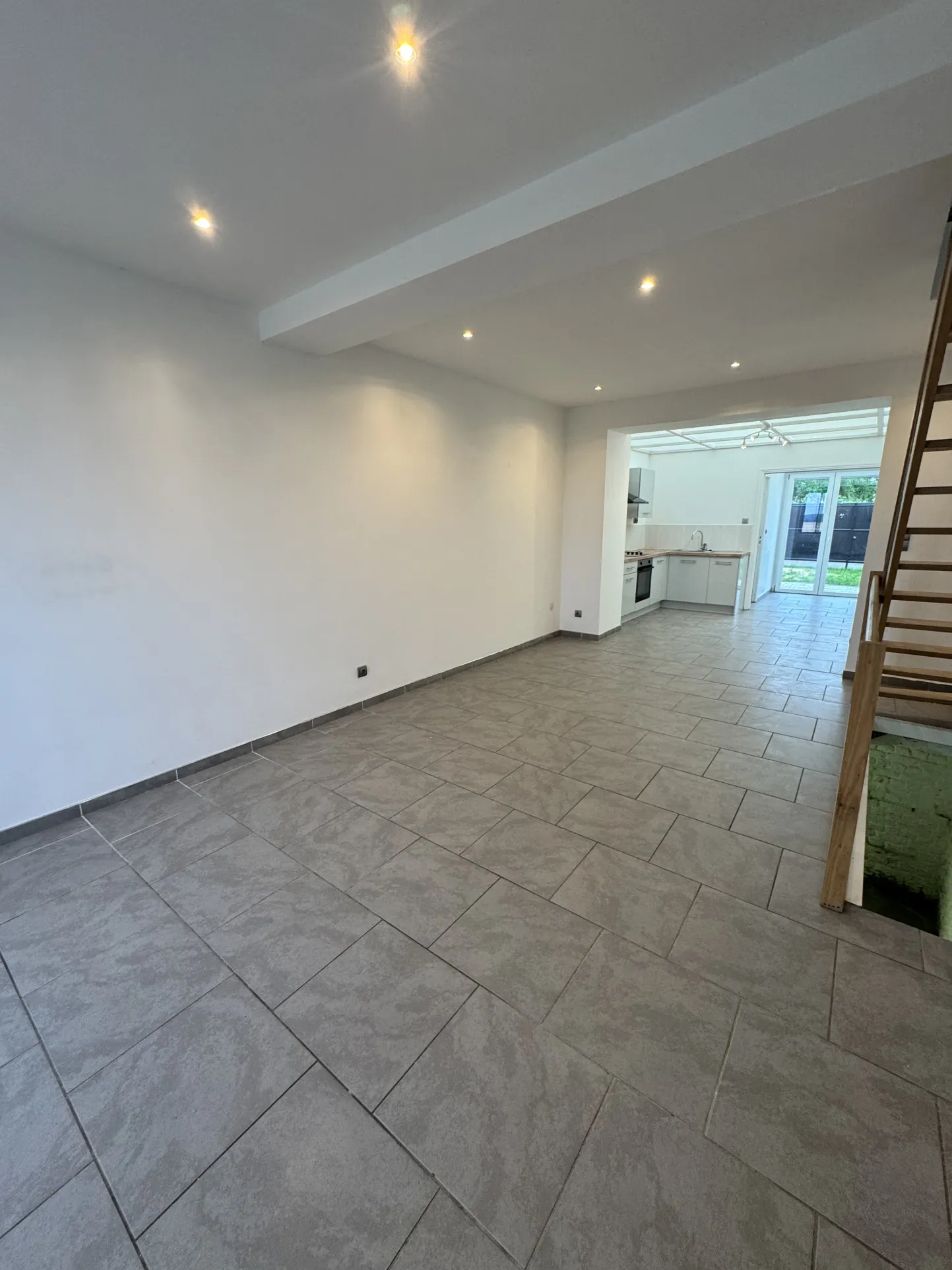 Maison rénovée à Helesmes avec terrasse et 2 chambres - Idéal cadre de vie paisible 
