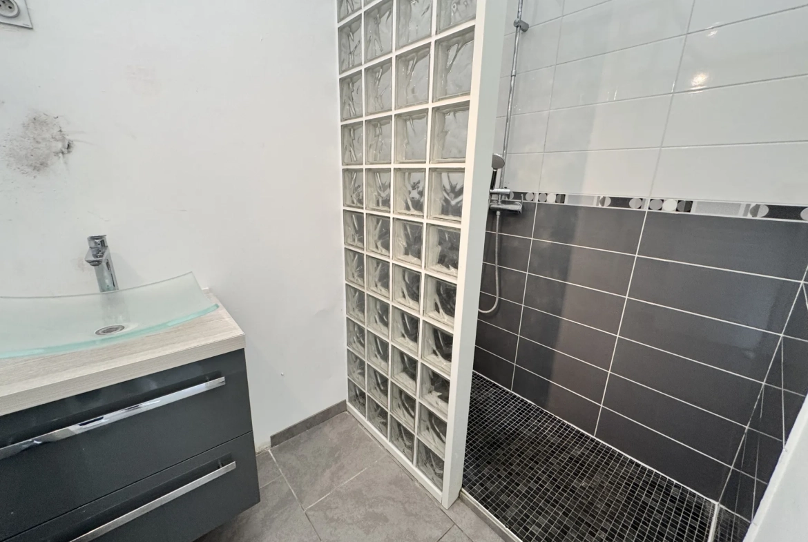 Maison rénovée à Helesmes avec terrasse et 2 chambres - Idéal cadre de vie paisible 