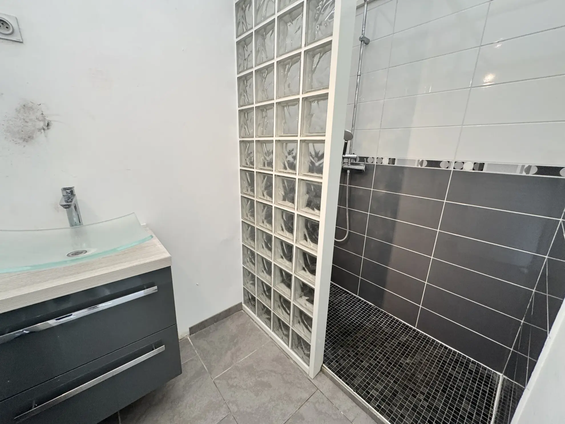 Maison rénovée à Helesmes avec terrasse et 2 chambres - Idéal cadre de vie paisible 