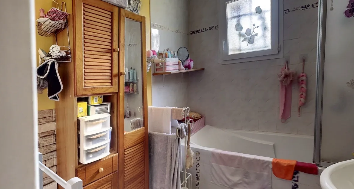 Charmante villa de plain-pied de 80 m² à Saint Théodorit avec grand terrain paysager 