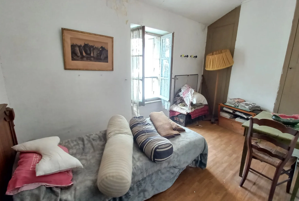Maison de village authentique à Cornus, 248 m² avec potentiel de rénovation 