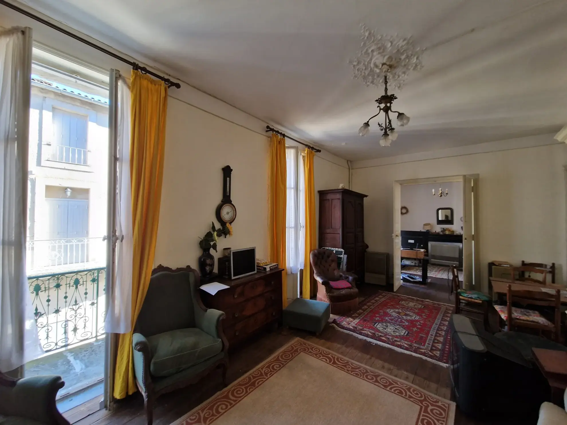 Maison de village authentique à Cornus, 248 m² avec potentiel de rénovation 