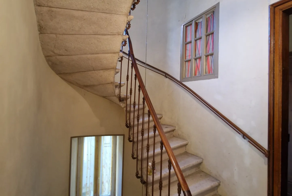 Maison de village authentique à Cornus, 248 m² avec potentiel de rénovation 