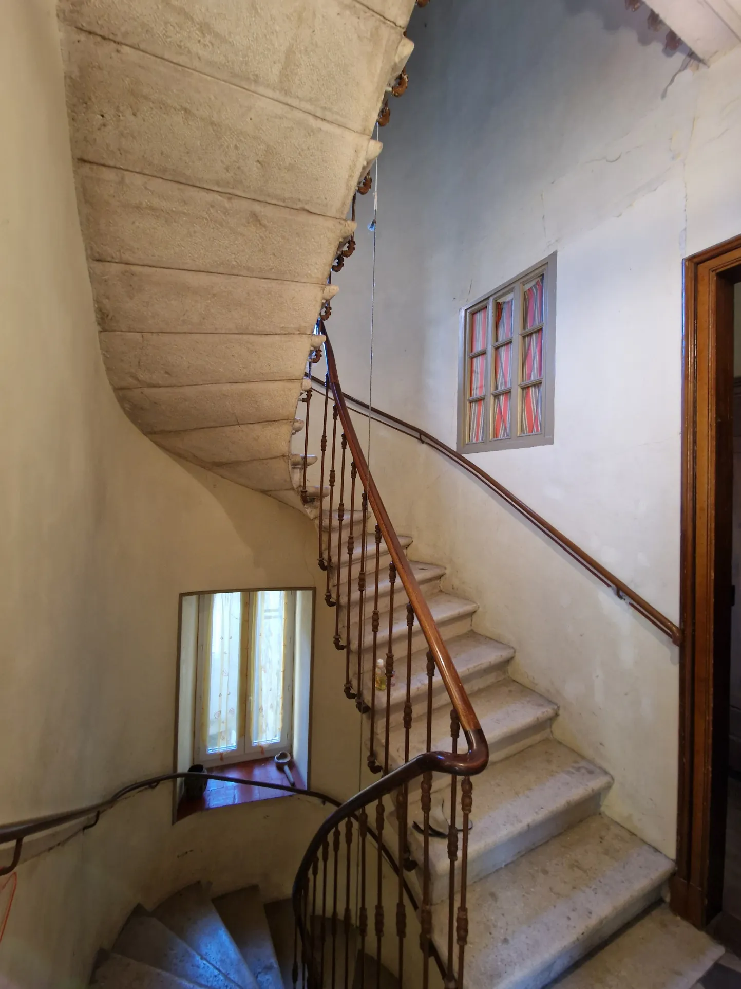 Maison de village authentique à Cornus, 248 m² avec potentiel de rénovation 