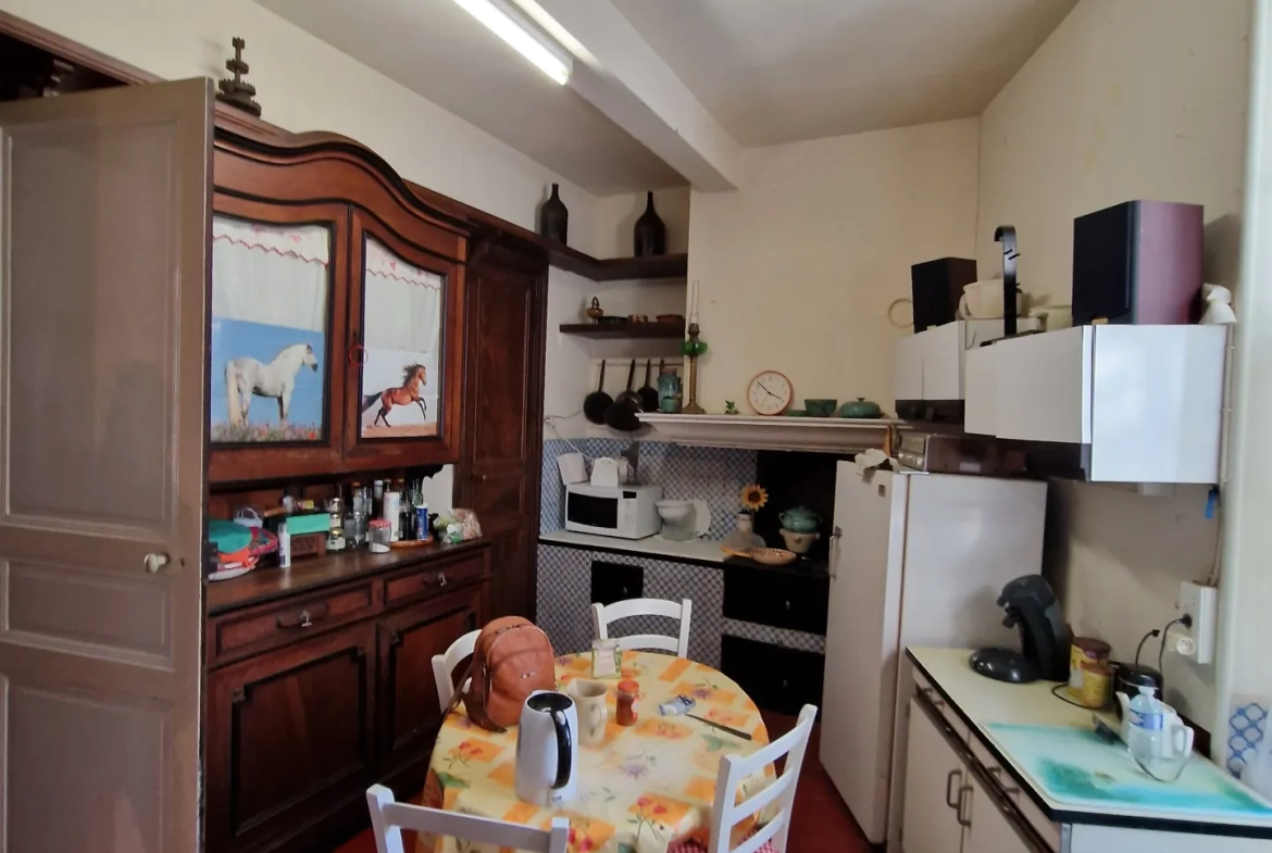 Maison de village authentique à Cornus, 248 m² avec potentiel de rénovation 