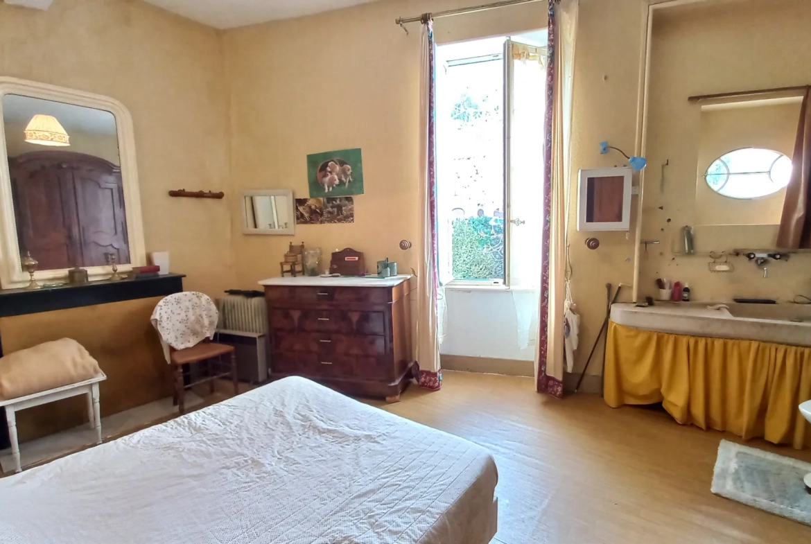 Maison de village authentique à Cornus, 248 m² avec potentiel de rénovation 