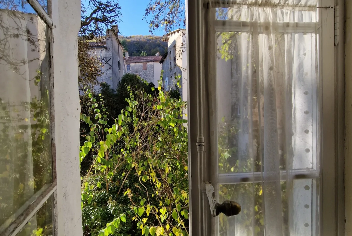 Maison de village authentique à Cornus, 248 m² avec potentiel de rénovation 
