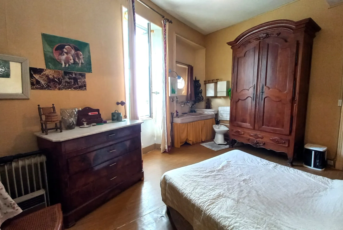 Maison de village authentique à Cornus, 248 m² avec potentiel de rénovation 