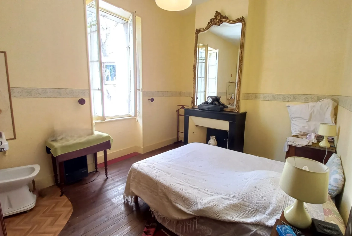 Maison de village authentique à Cornus, 248 m² avec potentiel de rénovation 
