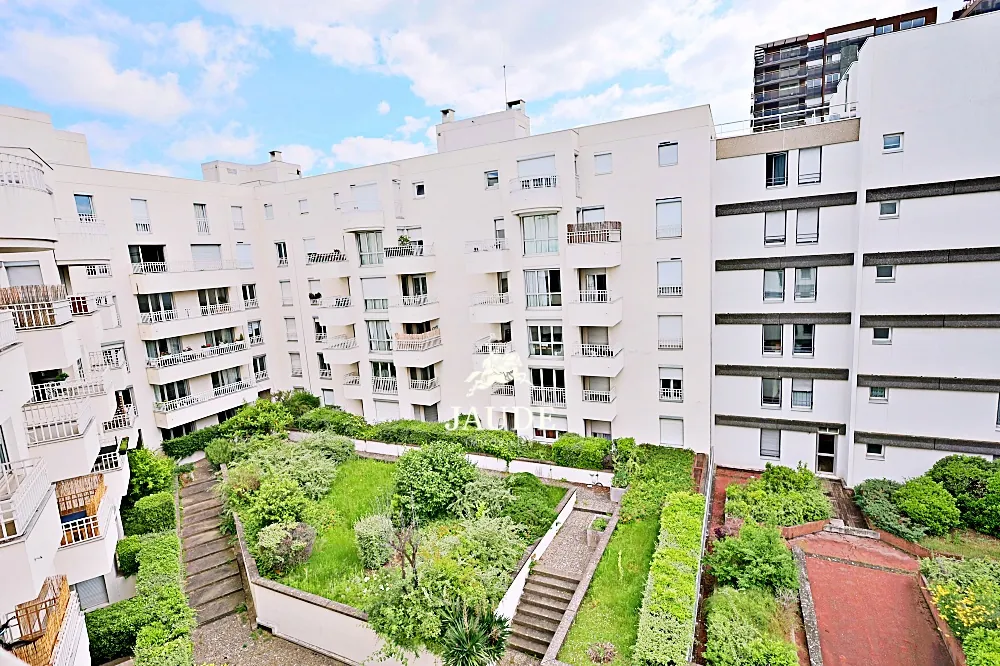Appartement T3 avec terrasse et vue dégagée au centre de Clermont-Ferrand 
