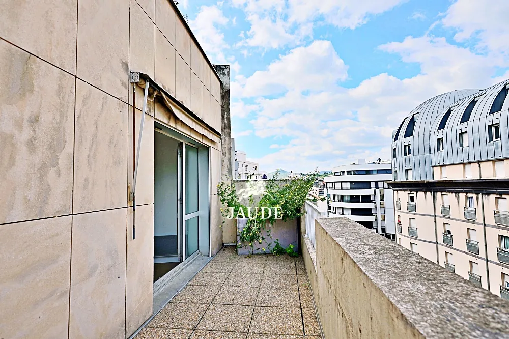 Appartement T3 avec terrasse et vue dégagée au centre de Clermont-Ferrand 