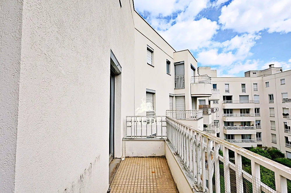 Appartement T3 avec terrasse et vue dégagée au centre de Clermont-Ferrand 