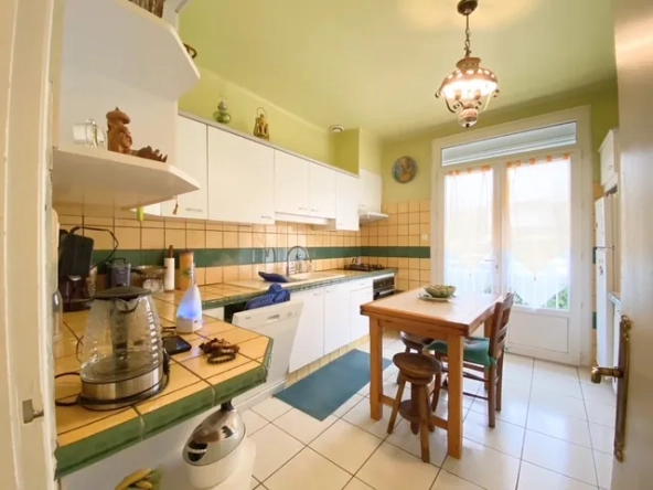 Maison familiale à Millau avec terrasse, garage et atelier - Secteur calme