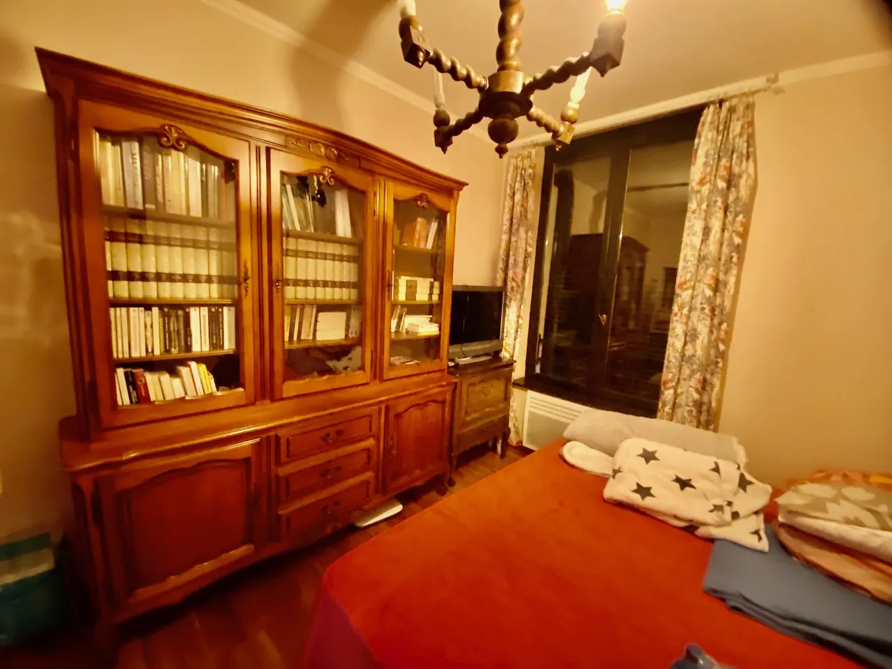 Appartement spacieux avec parking à Maubeuge – secteur calme, 3 chambres, cave et garage 