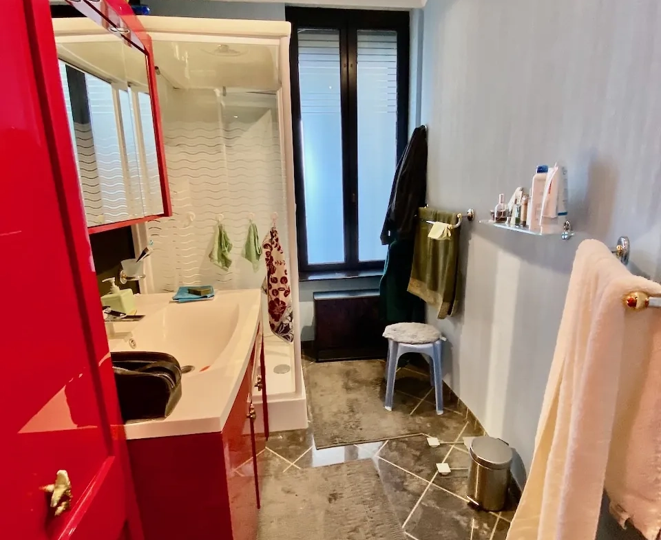 Appartement spacieux avec parking à Maubeuge – secteur calme, 3 chambres, cave et garage 