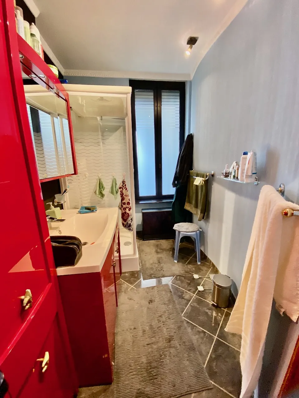 Appartement spacieux avec parking à Maubeuge – secteur calme, 3 chambres, cave et garage 