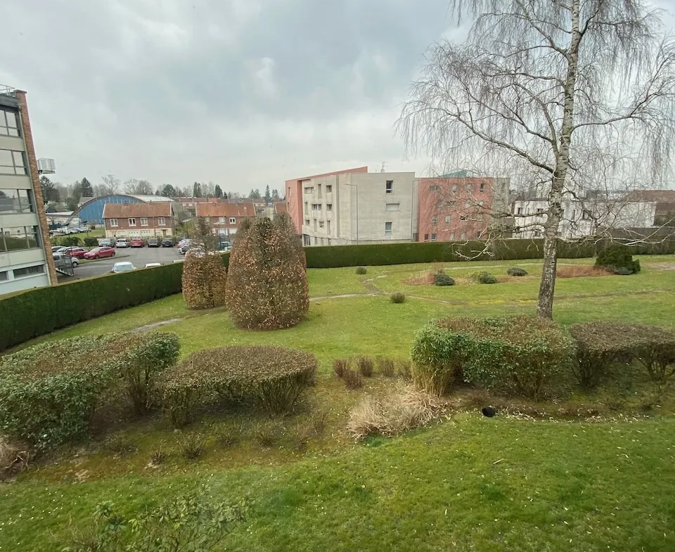 Appartement spacieux avec parking à Maubeuge – secteur calme, 3 chambres, cave et garage 