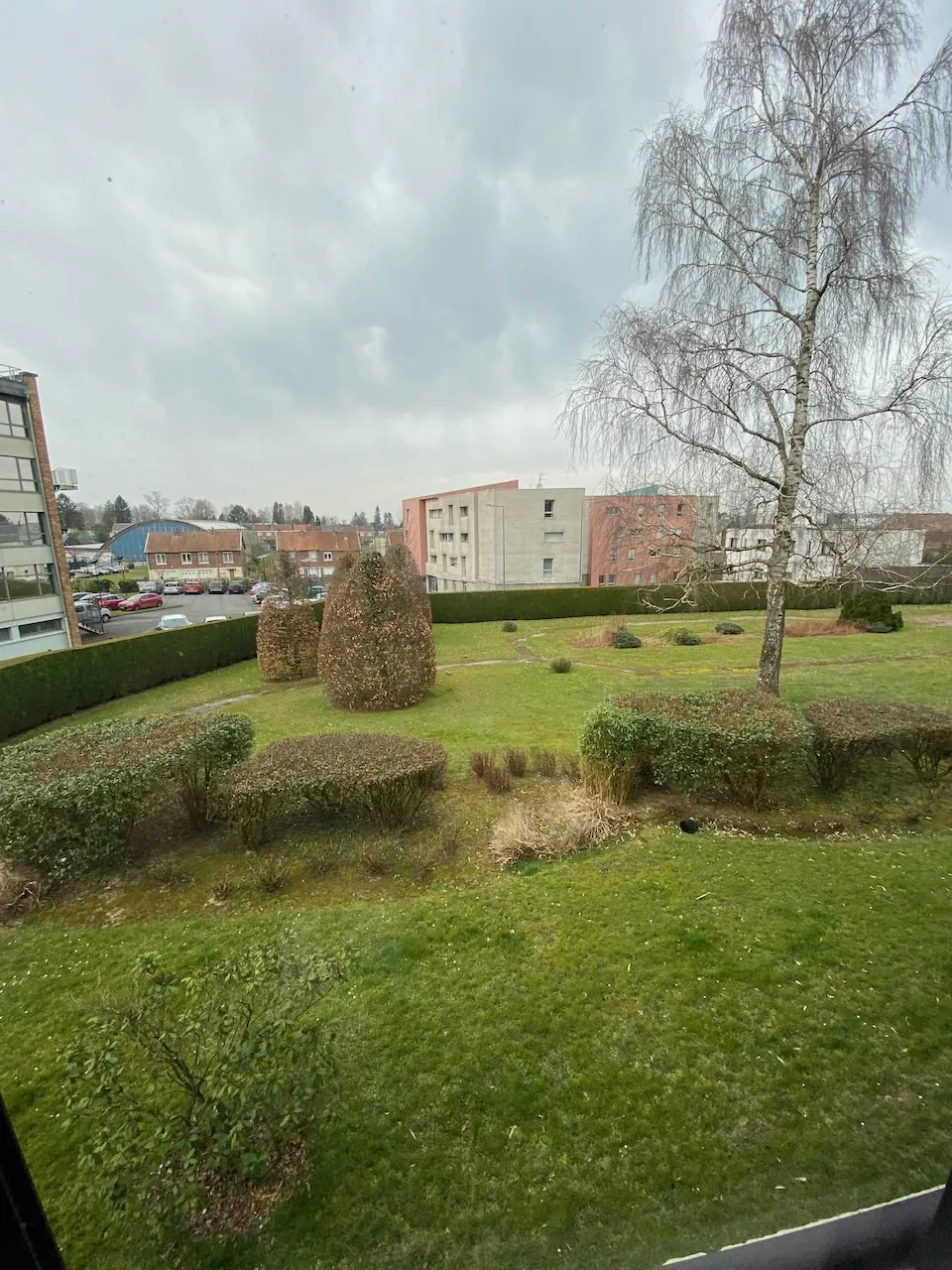 Appartement spacieux avec parking à Maubeuge – secteur calme, 3 chambres, cave et garage 