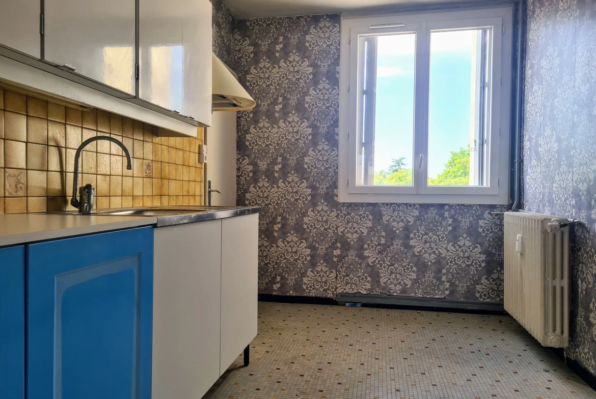 Appartement T. 3 au centre de Nevers avec balcon, cave et parking en vente 