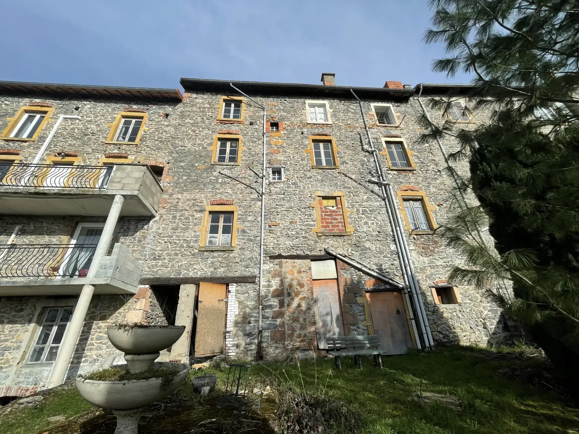 Immeuble de rapport à Thizy-les-Bourgs à rénover, secteur calme 
