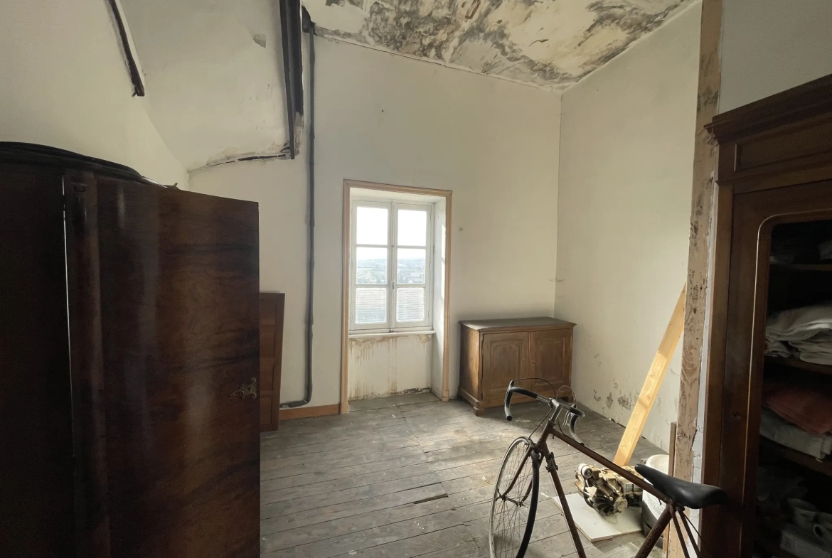 Immeuble de rapport à Thizy-les-Bourgs à rénover, secteur calme 
