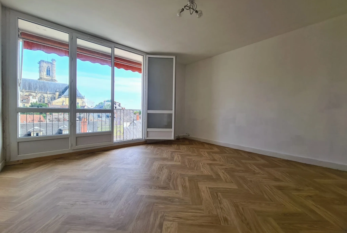 Appartement T. 3 au centre de Nevers avec balcon, cave et parking en vente 