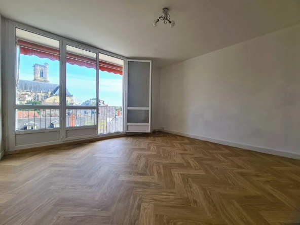 Appartement T. 3 au centre de Nevers avec balcon, cave et parking en vente