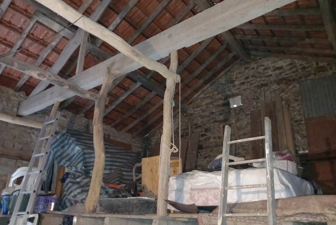Fermette en pierre de 60 m² avec grange et jardin à Bosmoreau-les-Mines 