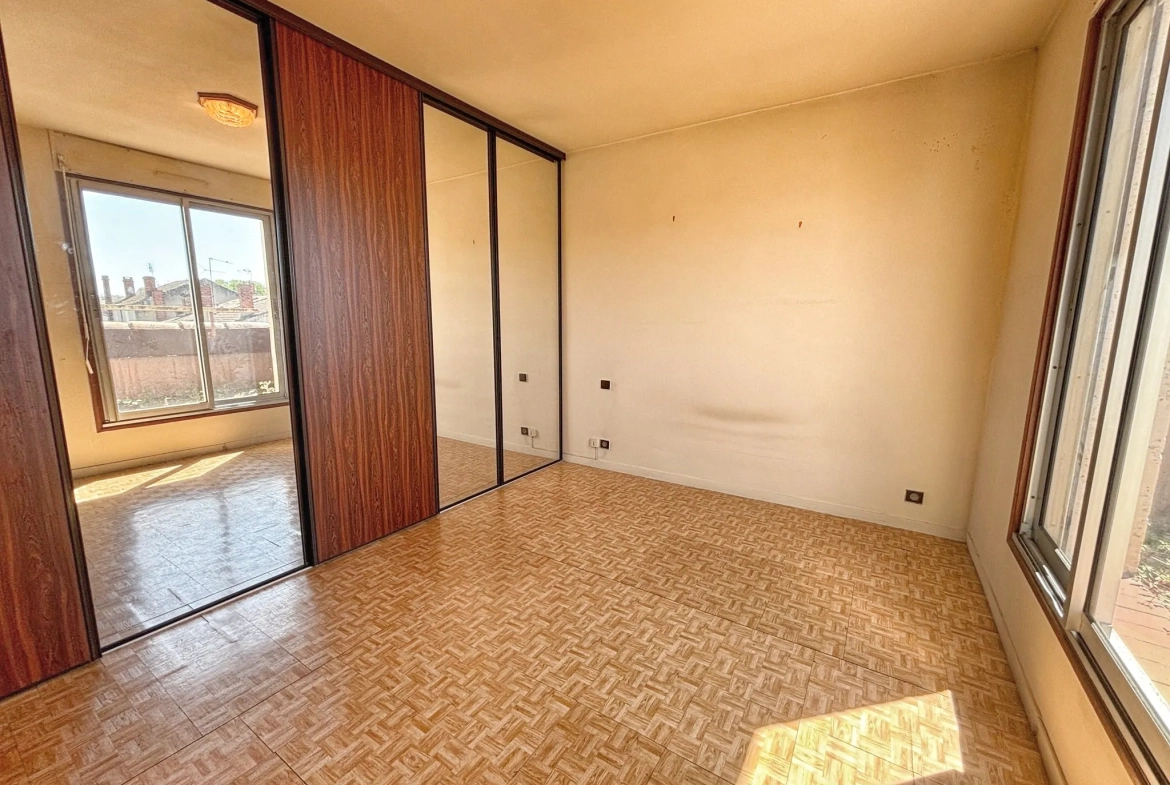 Duplex à rénover de 86m² avec 2 chambres, balcon et garage à Agen 