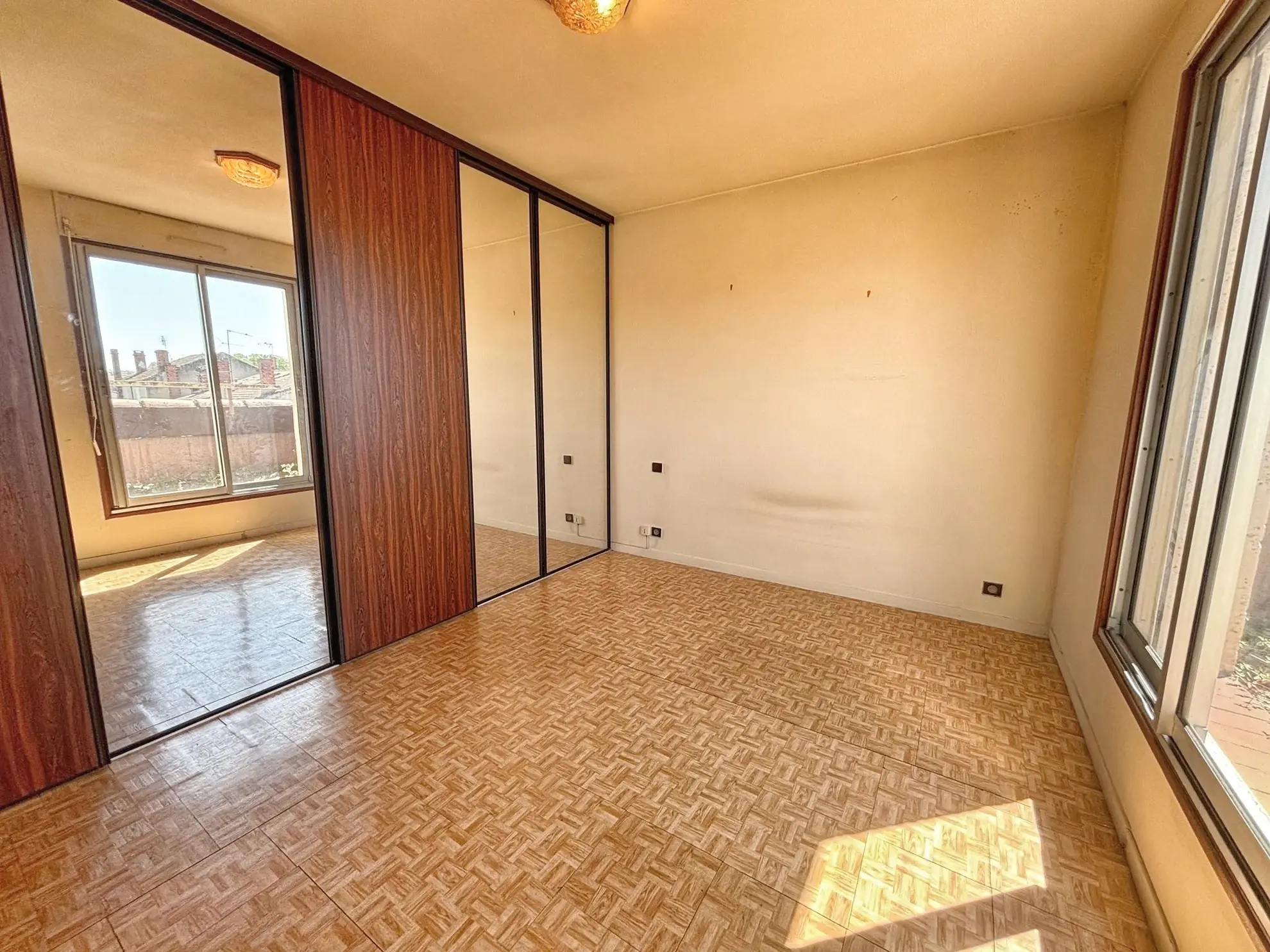 Duplex à rénover de 86m² avec 2 chambres, balcon et garage à Agen 