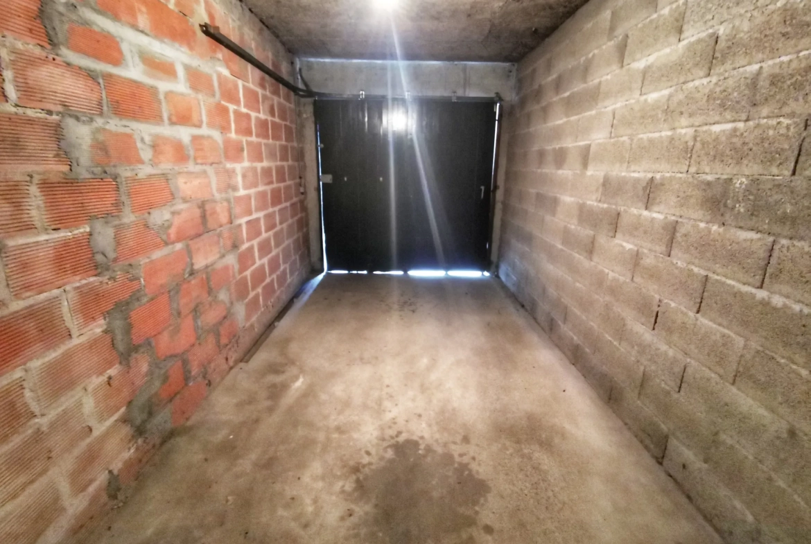 Duplex à rénover de 86m² avec 2 chambres, balcon et garage à Agen 