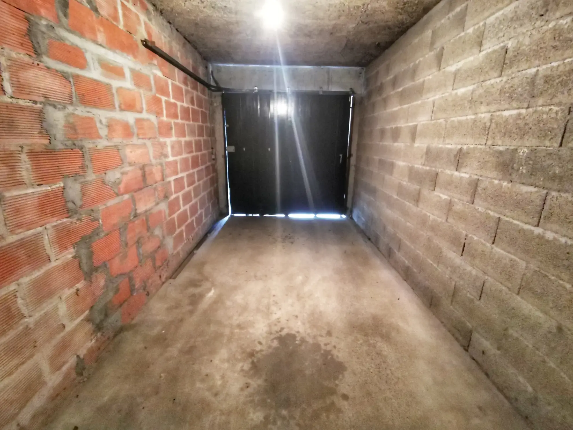 Duplex à rénover de 86m² avec 2 chambres, balcon et garage à Agen 