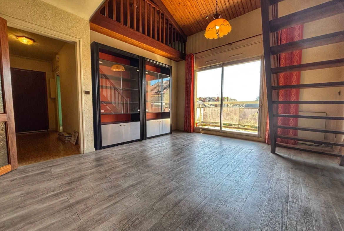 Duplex à rénover de 86m² avec 2 chambres, balcon et garage à Agen 