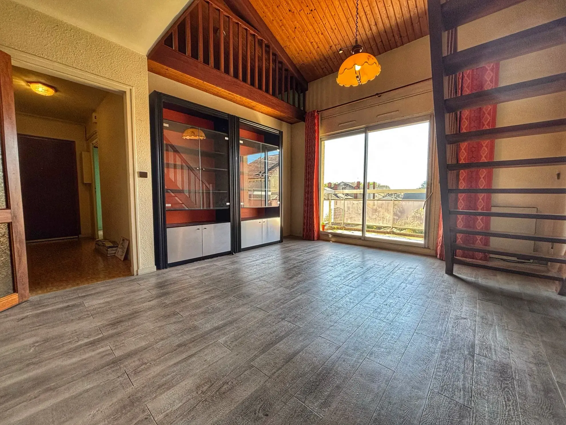 Duplex à rénover de 86m² avec 2 chambres, balcon et garage à Agen 