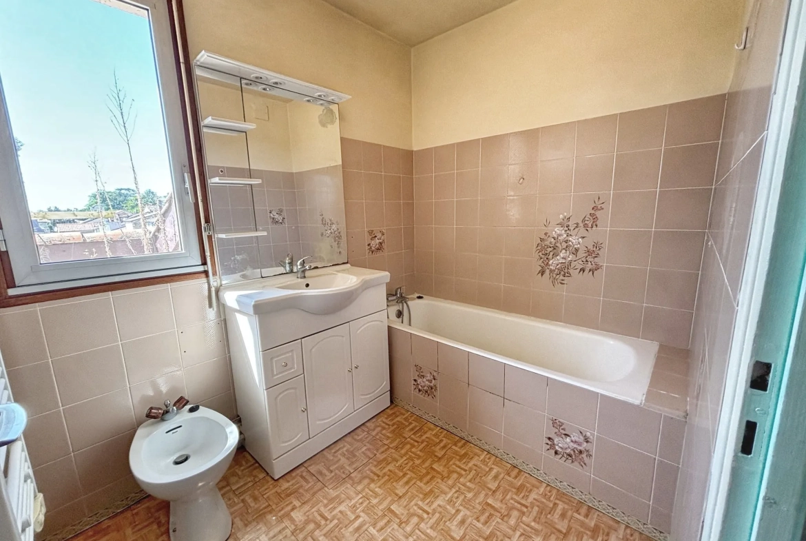 Duplex à rénover de 86m² avec 2 chambres, balcon et garage à Agen 