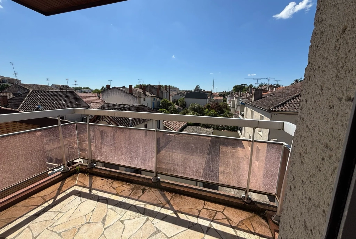 Duplex à rénover de 86m² avec 2 chambres, balcon et garage à Agen 